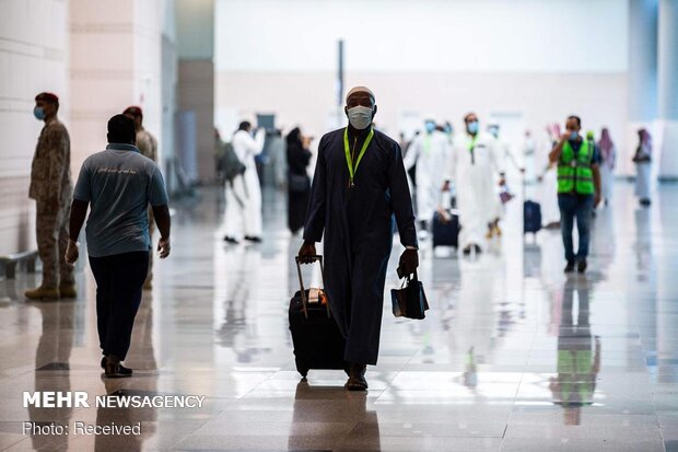 1st group of pilgrims arrive in Mecca to perform Hajj rituals
