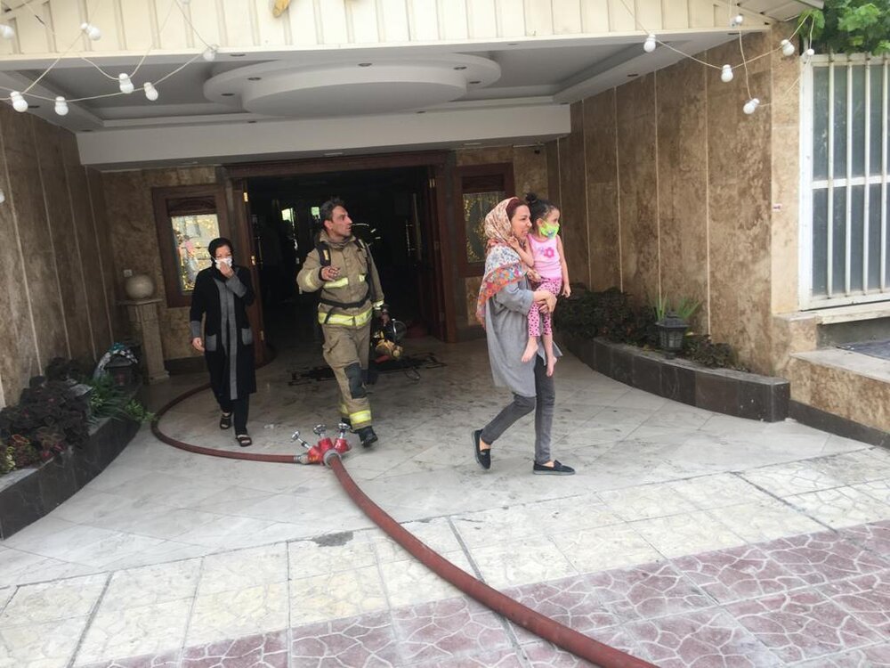 حریق در یک ساختمان ۱۰طبقه در شهرک شهید بهشتی/آتش‌ خاموش شده؛ عملیات امداد هنوز ادامه دارد