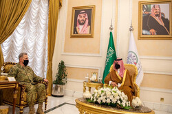 معاون وزیر دفاع سعودی با فرمانده نظامی آمریکایی رایزنی کرد