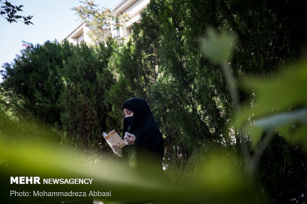 Observing Arafa Day at Tehran University 