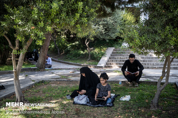 Observing Arafa Day at Tehran University 