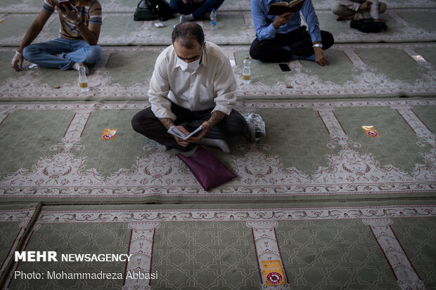 Observing Arafa Day at Tehran University 