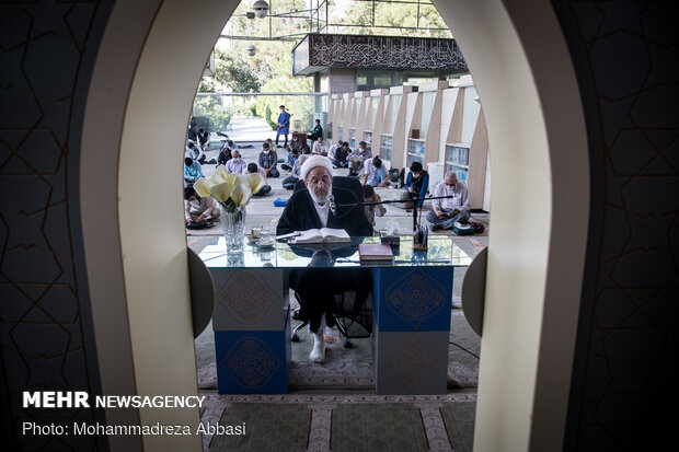 Observing Arafa Day at Tehran University 