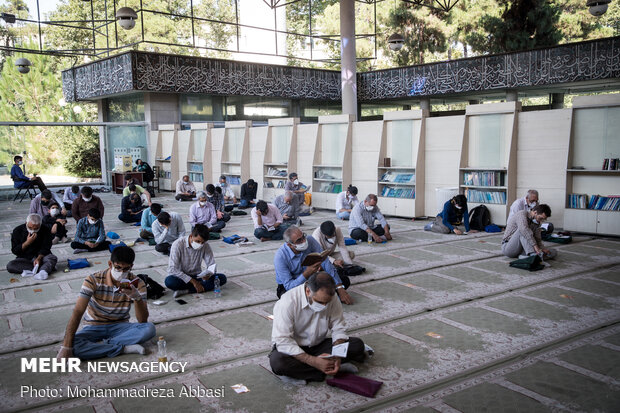 Observing Arafa Day at Tehran University 