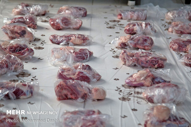 توزیع گوشت نذری در اردبیل