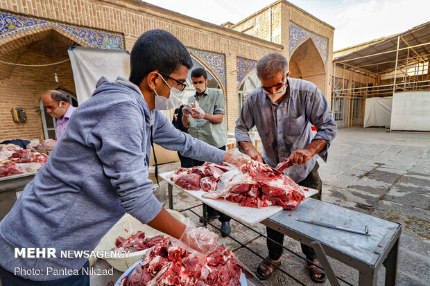 توزیع گوشت قربانی در شهرکرد