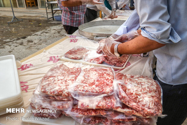 توزیع گوشت قربانی در شهرکرد