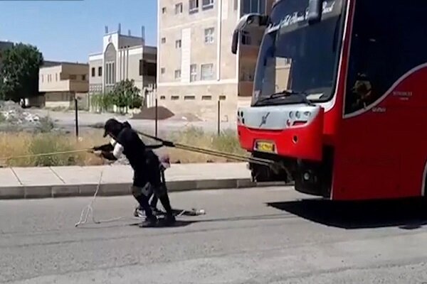 سیرجان کی خاتون نے 18 ٹن وزنی بس کو ایک جگہ سے دوسری جگہ  منتقل کردیا