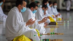 Mescid-i Haram'da sosyal mesafesiz ilk namaz kılındı