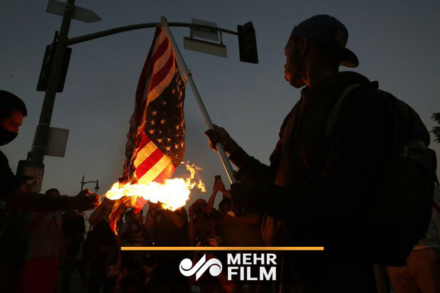 به آتش کشیده شدن پرچم آمریکا توسط معترضان