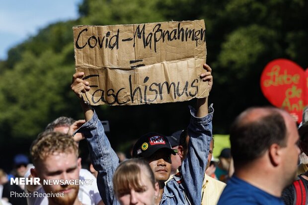 Berlin'de Covid-19 kısıtlamaları protesto edildi