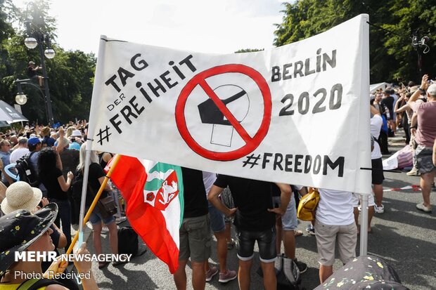 Berlin'de Covid-19 kısıtlamaları protesto edildi