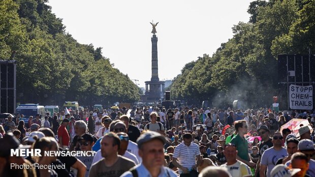 Berlin'de Covid-19 kısıtlamaları protesto edildi