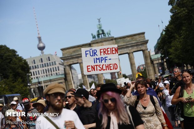 Berlin'de Covid-19 kısıtlamaları protesto edildi