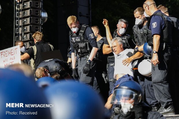 Berlin'de Covid-19 kısıtlamaları protesto edildi