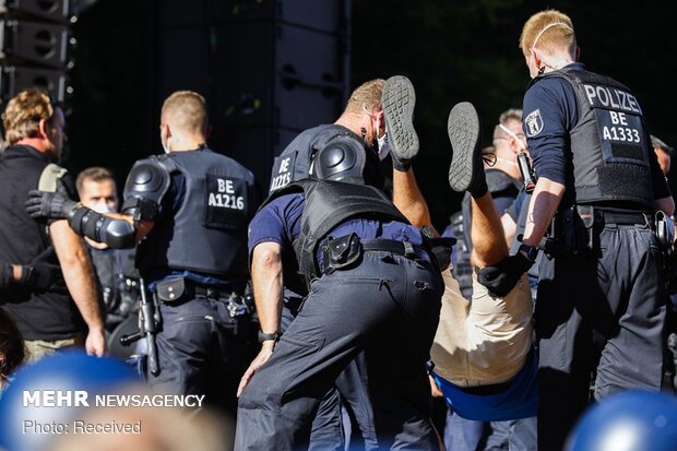 Berlin'de Covid-19 kısıtlamaları protesto edildi