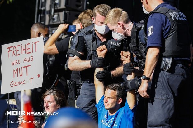 Berlin'de Covid-19 kısıtlamaları protesto edildi