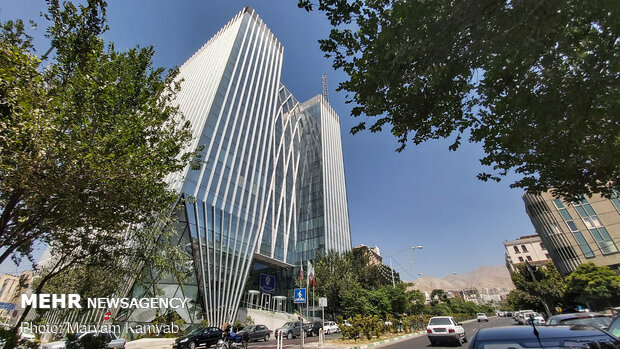 ساختمان جدید و مدرن سازمان بورس اوراق بهادر که با هزینه بیش از دو هزار میلیارد در سال 98 پس از 10 سال بهره برداری شد.