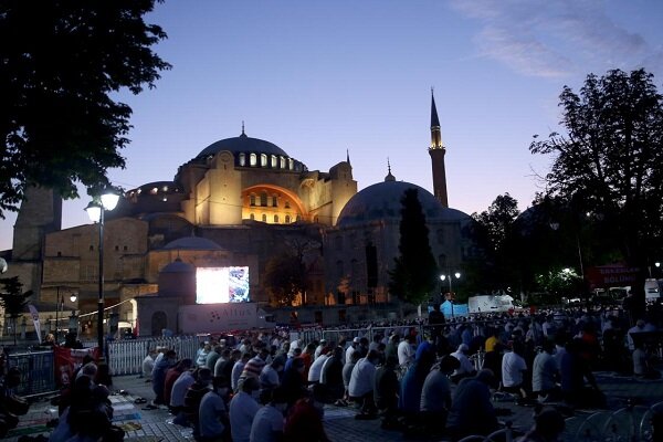 Ayasofya Camii'ne ilk mahya asıldı