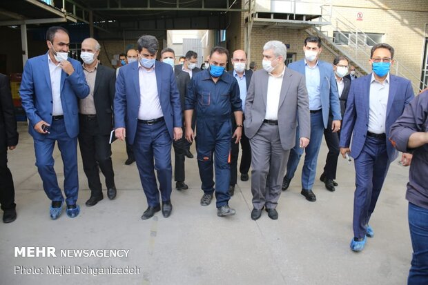 Sattari visits knowledge-based companies in Yazd