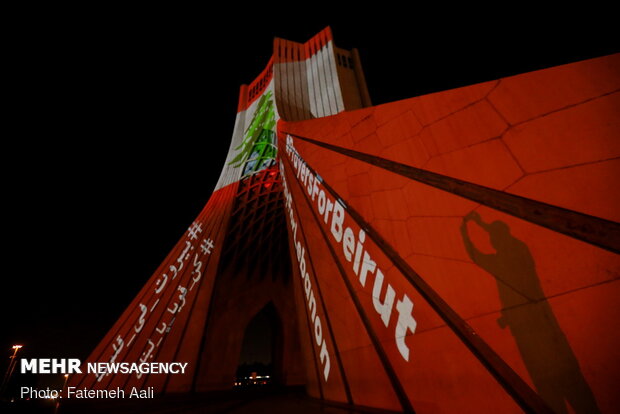 نمایش پرچم لبنان بر برج آزادی