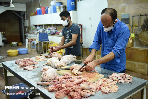 آماده سازی و توزیع 2000 پرس غذا جهت مناطق حاشیه ای و کمتربرخوردار شهر شیراز توسط اهالی مسجد حضرت ابوالفضل(ع) شیراز