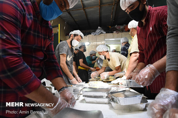 آماده سازی و توزیع 2000 پرس غذا جهت مناطق حاشیه ای و کمتربرخوردار شهر شیراز توسط جوانان هیئت مدینه النبی(ص) شیراز