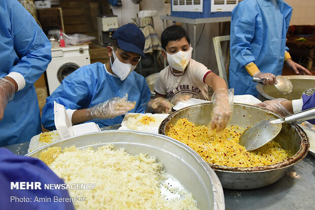 آماده سازی و توزیع 2000 پرس غذا جهت مناطق حاشیه ای و کمتربرخوردار شهر شیراز توسط اهالی مسجد حضرت ابوالفضل(ع) شیراز