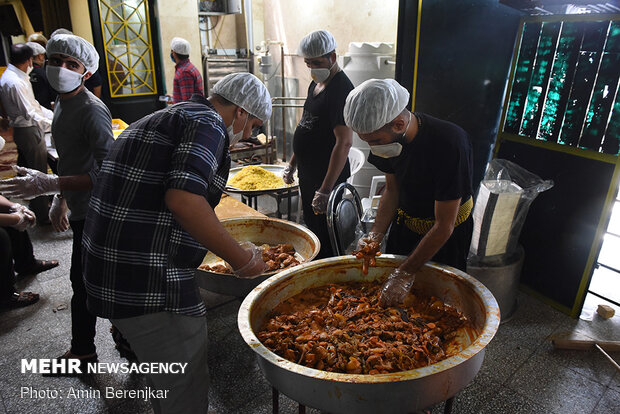 آماده سازی و توزیع 2000 پرس غذا جهت مناطق حاشیه ای و کمتربرخوردار شهر شیراز توسط جوانان هیئت مدینه النبی(ص) شیراز