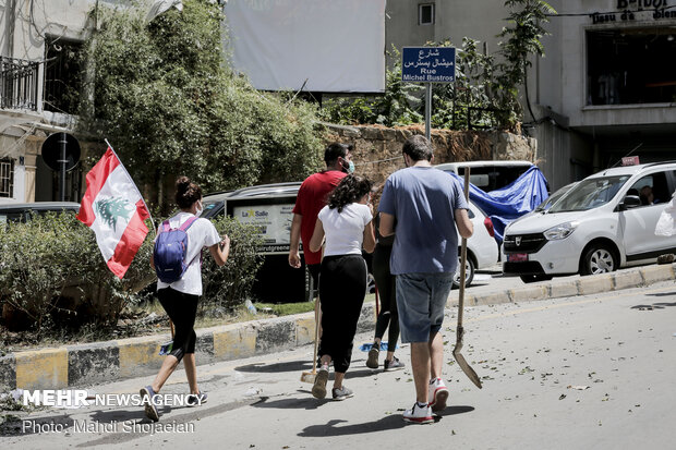 جوانان لبنانی در حال کمک رسانی به مردم و پاکسازی خیابان ها