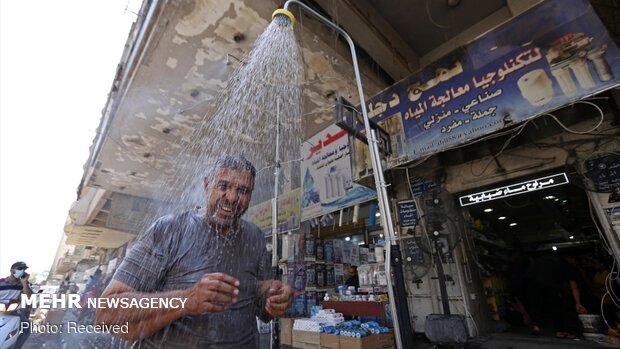 دوشِ خیابانی برای مقابله با گرما در بغداد