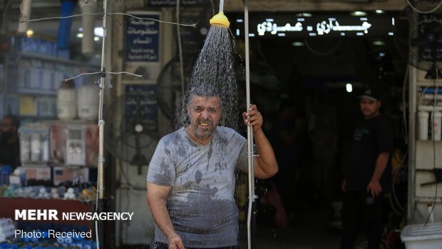 دوشِ خیابانی برای مقابله با گرما در بغداد