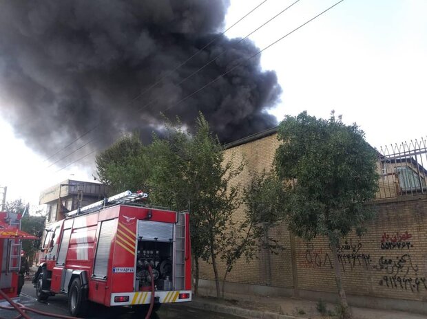 آتش سوزی در یکی از کارگاه های شهرک صنعتی چهاردانگه