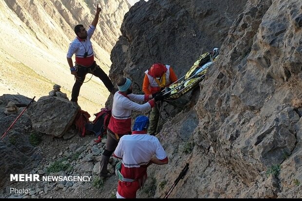 انتقال پیکر بی‌جان کوهنورد اهوازی از قله «کول جنو» اشترانکوه ازنا