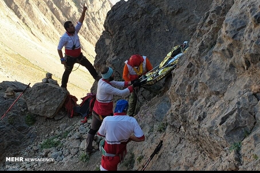 انتقال پیکر بی‌جان کوهنورد اهوازی از قله «کول جنو» اشترانکوه ازنا