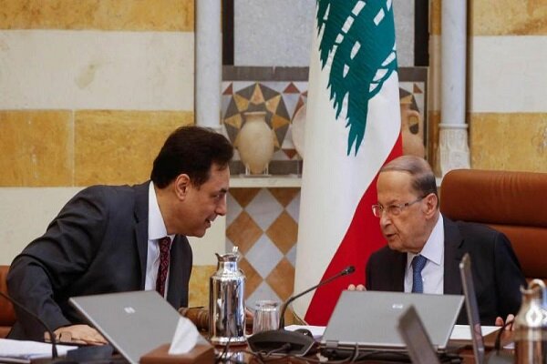 رئيس الحكومة اللبنانية یناقش موضوع استقالة الحكومة مع الرئيس عون