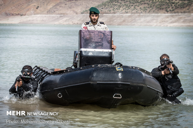 تدريبات قوات مغاوير البحر التابعة للجيش الايراني 