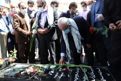 رئیس بنیاد شهید کشور به مقام شامخ شهدای لرستان ادای احترام کرد