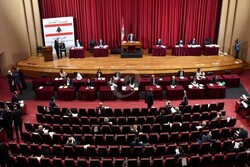 مجلس النوّاب اللبناني يقبل استقالة 8 أعضاء بينهم مروان حمادة