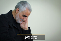 بغض زائر عراقی مسیر کربلا هنگام بردن نام حاج قاسم
