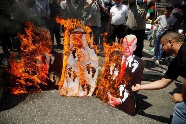 عکس های ترامپ، بن زاید و نتانیاهو به آتش کشیده شد