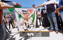 فلسطینیوں نے متحدہ عرب امارات کے ولیعہد کی تصویر کو آگ لگا دی