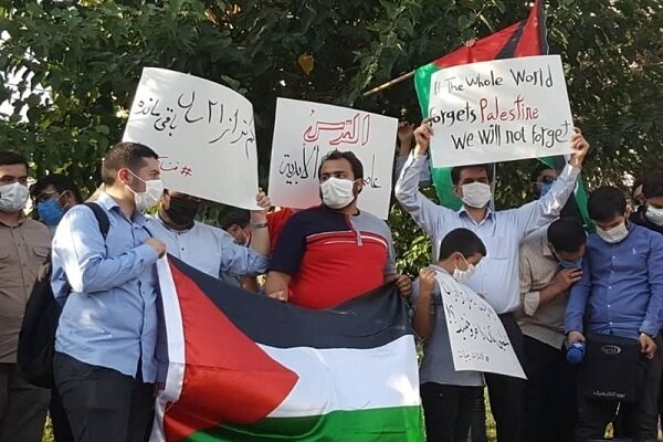 حشد من طلاب جامعة طهران يتجمعون أمام سفارة الإمارات