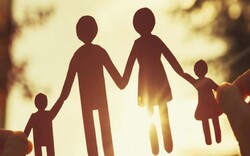 مجتمع بمحوريّة الأسرة: رؤية السيّد القائد نموذجًا