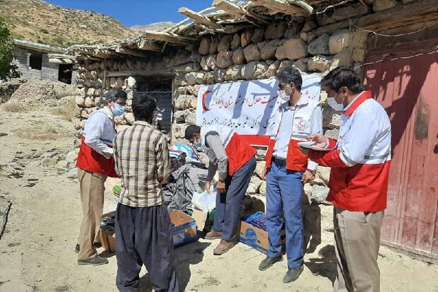 کمک‌رسانی داوطلبان هلال‌احمر به اهالی ۴ روستای محروم الیگودرز