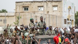 Mali'de askeri cunta resmen dağıtıldı