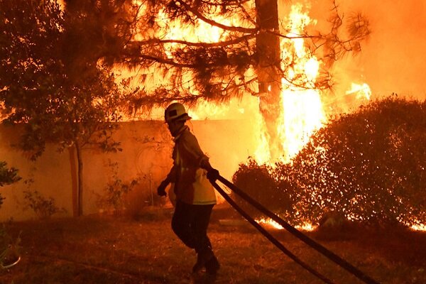 کیلی فورنیا کے جنگلات میں 300 مقامات پر لگی آگ بے قابو ہوگئی