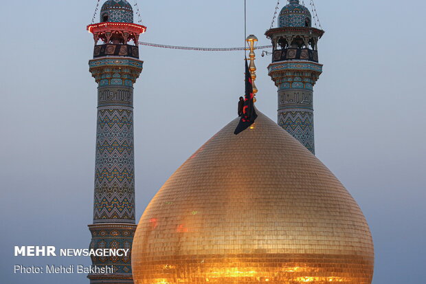 پرچم متبرک حسینی(ع) بر فراز گنبد حرم حضرت معصومه(س)