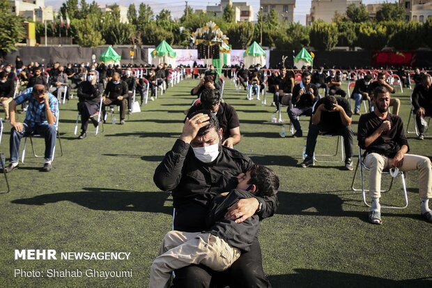 مراسم العزاء الحسينية في ملعب "الشهيد سعيدي" بالعاصمة طهران 