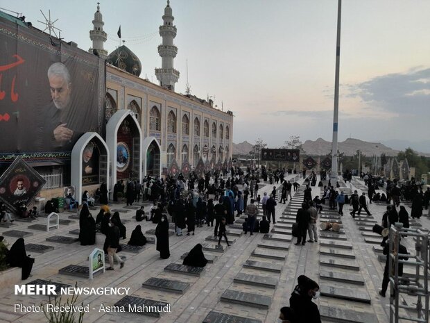 قرائت زیارت عاشورا در جوار مزار شهید سلیمانی